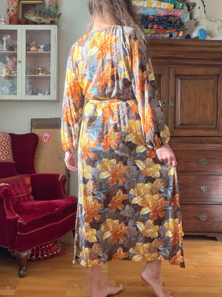 Långklänning med blommor & guld