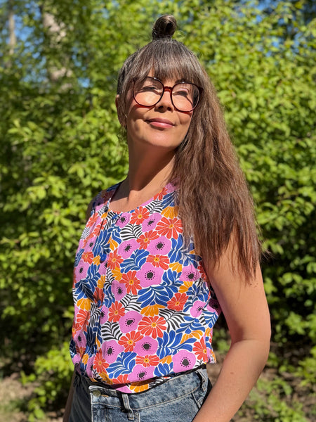 Ärmlös blus med färgglada blommor