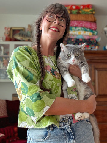 Blusjacka i vintagetyg med rosa fåglar