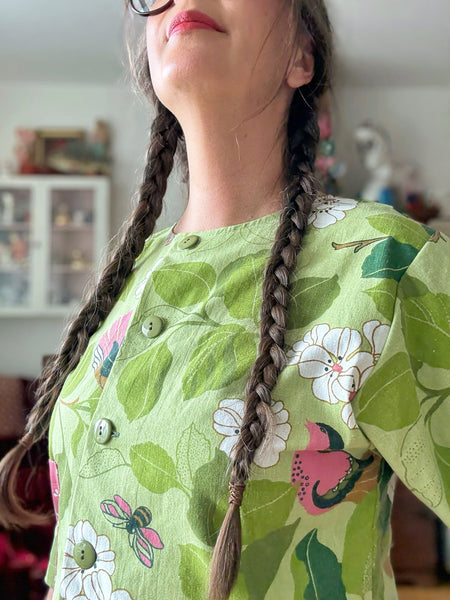 Blusjacka i vintagetyg med rosa fåglar