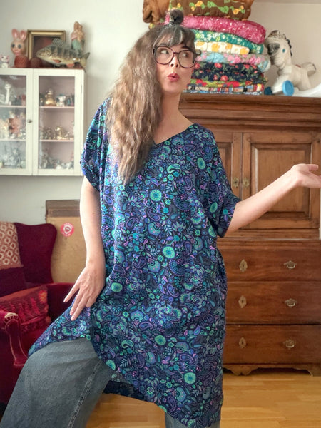 Oversize klänning i paisleymönstrad viskos