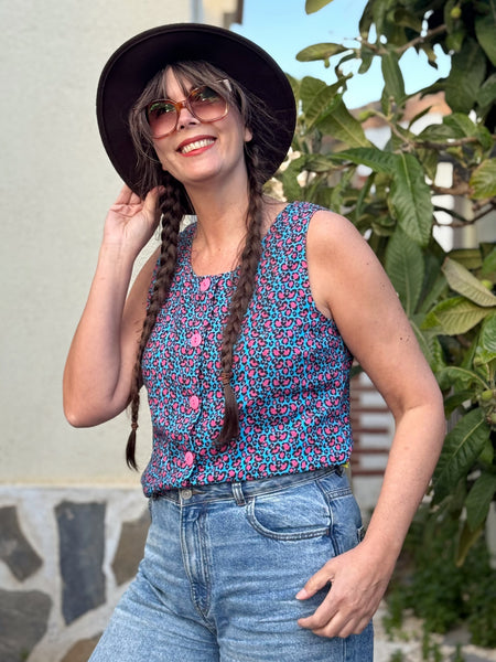 Ärmlös blus i färgglatt leopardmönster