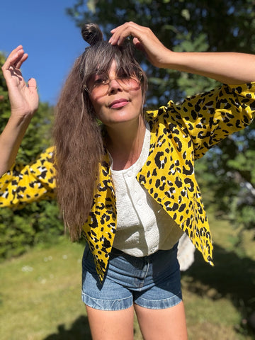 Blusjacka i linnemix med leopardmönster