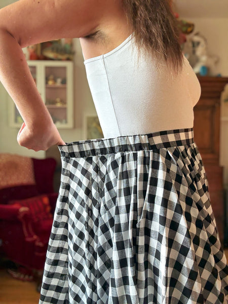Rundskuren kjol i svart & vit rutigt bomull