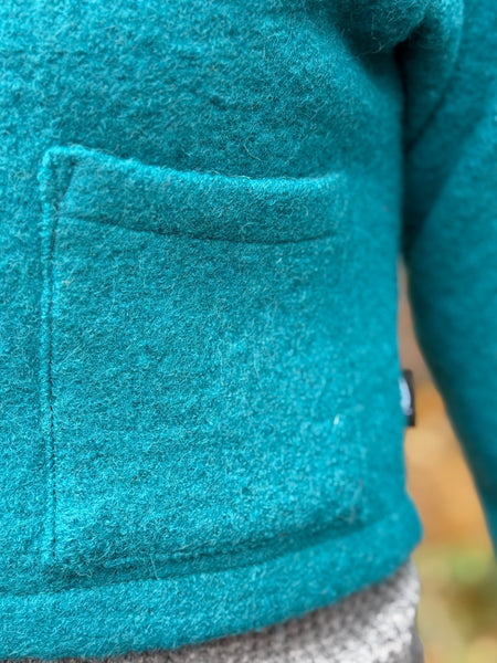 Kort ulljacka i knalligt turkost