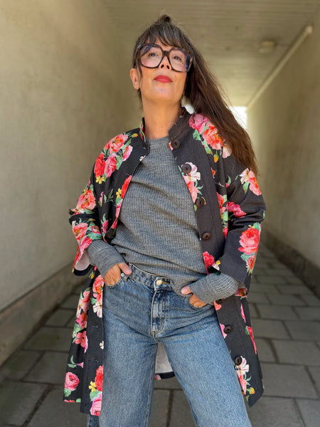 Kappa i svart tyg med rosor