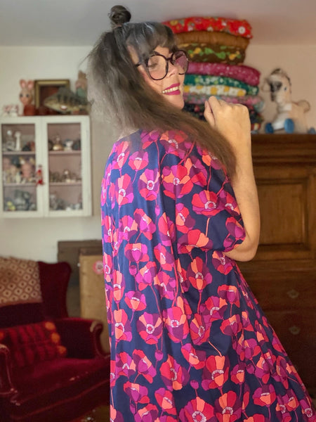 Spektakel / kaftanklänning mörkblått med blommor