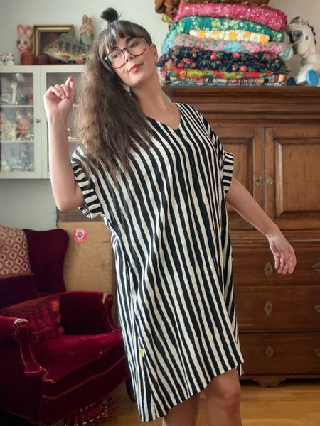 Oversized klänning i randigt svartvitt