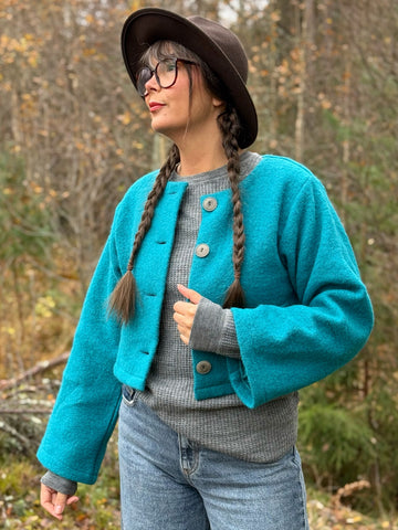 Kort ulljacka i knalligt turkost