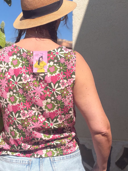 Ärmlös blus i grönt & rosa