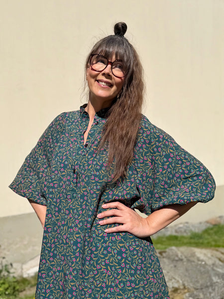 Vid klänning mörkgrön med små blommor