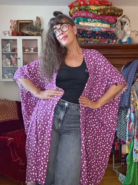 Sjok / kaftan lila med vita prickar
