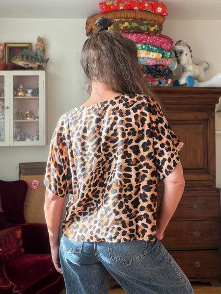 Blus i boxig modell med leopardmönster