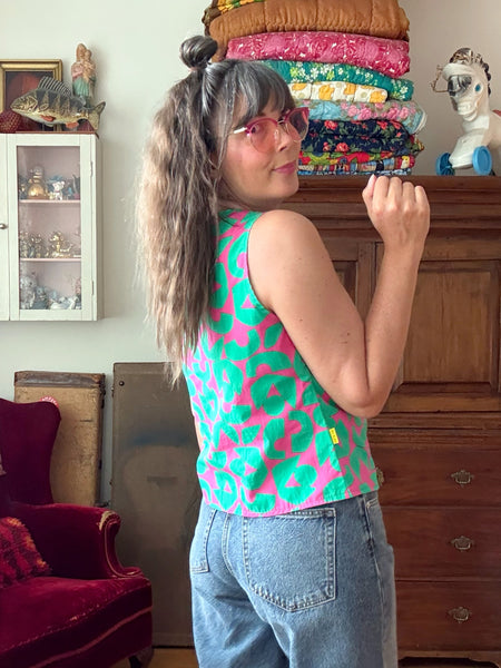 Ärmlös blus i cerise & grönt