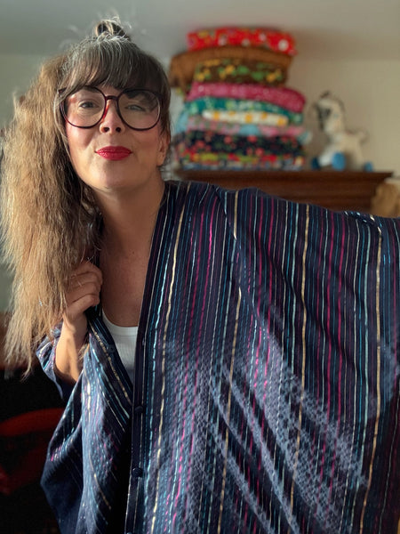 Sjok / kaftan med knappar, mörkblått med glitterränder