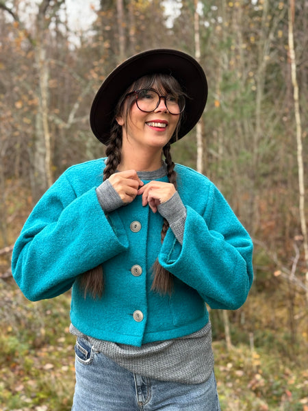 Kort ulljacka i knalligt turkost