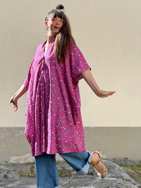 Sjok / kaftan med knappar & cerise leopardmönster