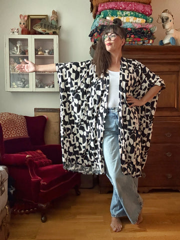 Sjok / kaftan med knappar hela vägen. Grafiskt