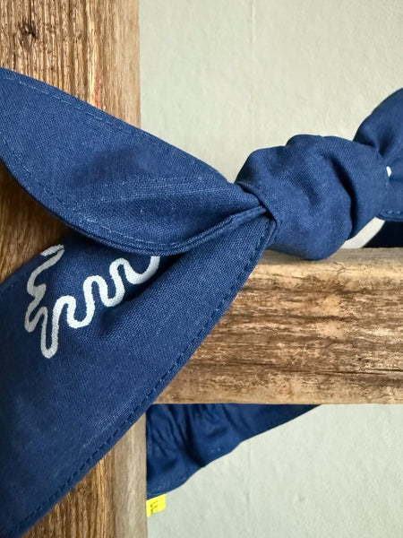 Hårband i mörkblått vintagetyg med vita blad