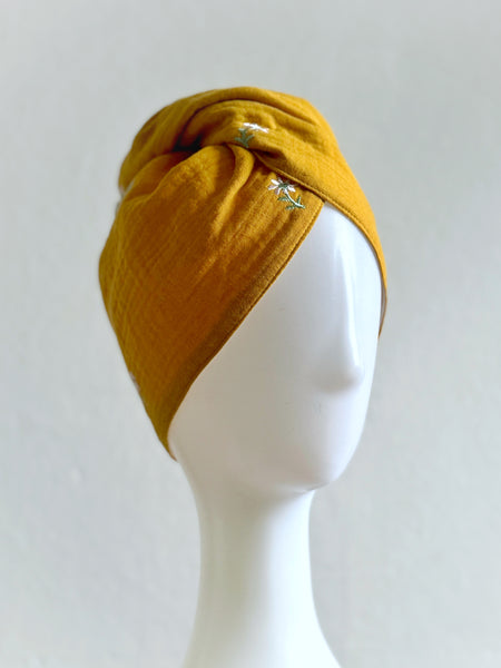 Turban med i gult med broderi