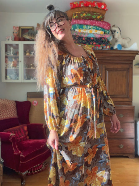 Långklänning med blommor & guld