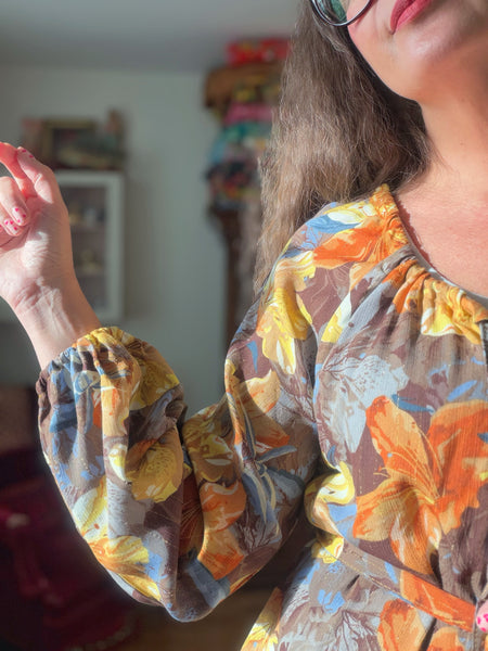 Långklänning med blommor & guld