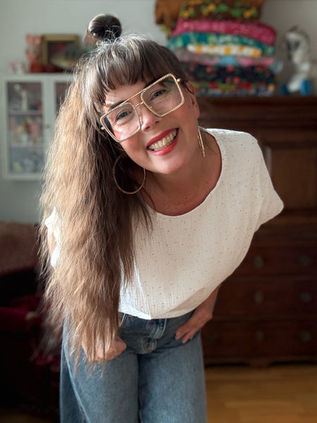 Vit boxig blus med guldprickar