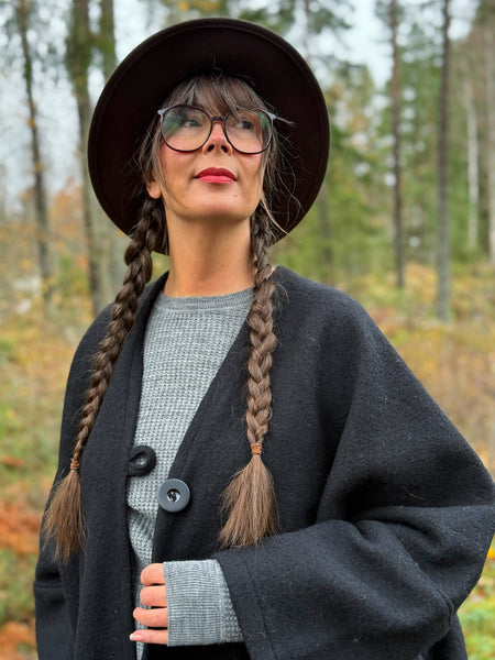 Svart ullkappa i kaftanmodell