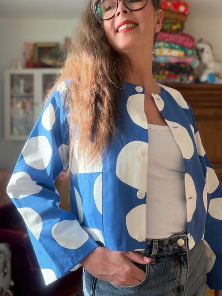 Kort jacka med lång ärm, prickig