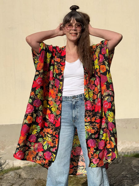 Sjok / kaftan med knappar, svart med blommor