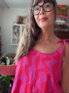 Blus med tunna axelband med rosa/lila