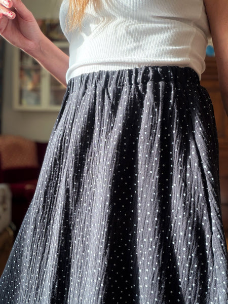 Långkjol i med resår & fickor, svart med vita prickar