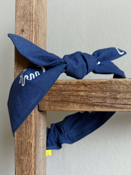 Hårband i mörkblått vintagetyg med vita blad