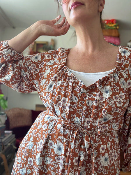 Långklänning i rost med blommor