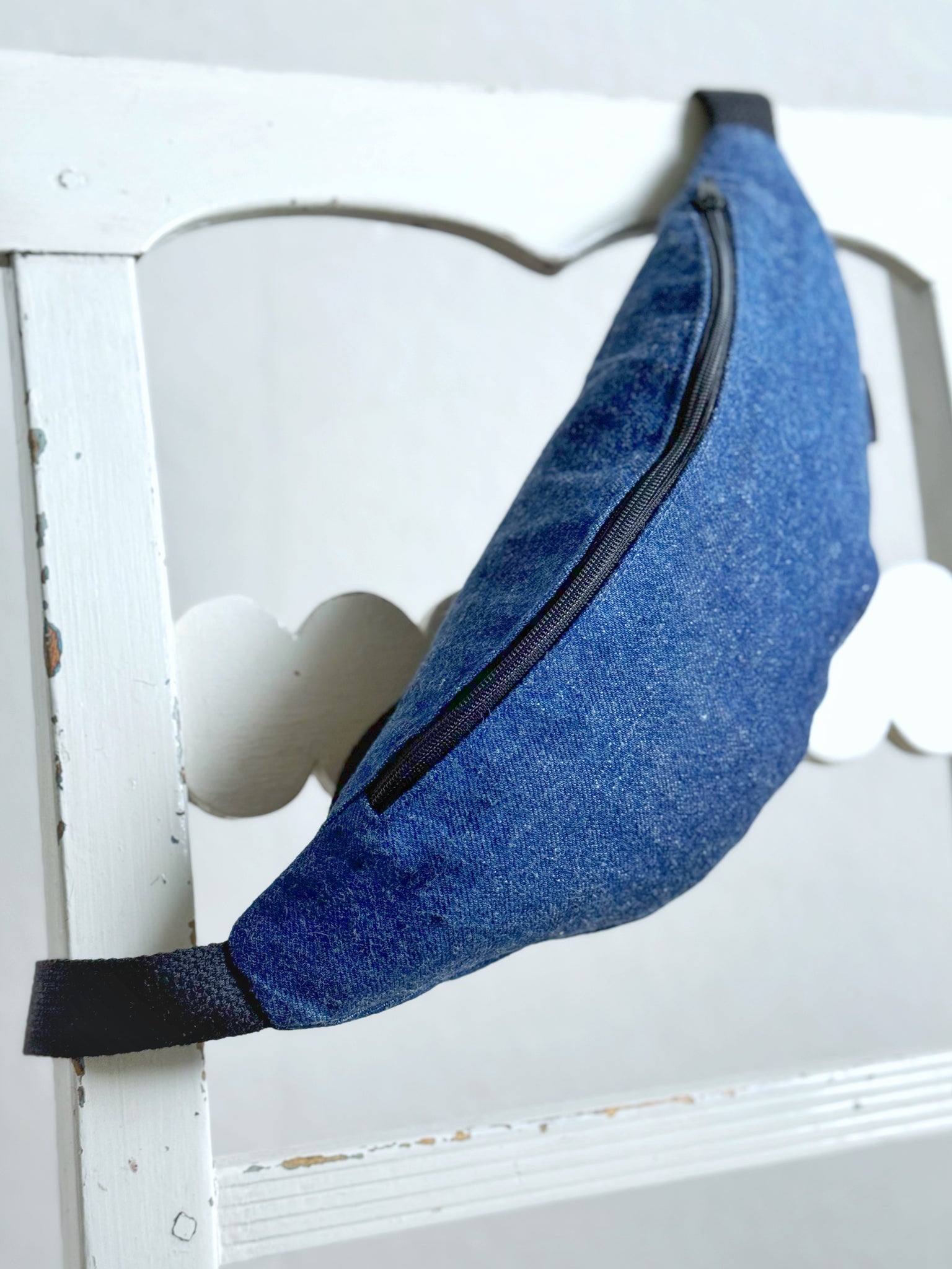 Magväska i mörk jeans