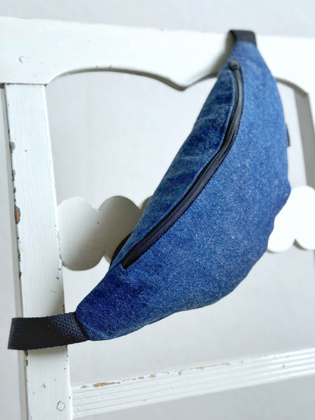 Magväska i mörk jeans