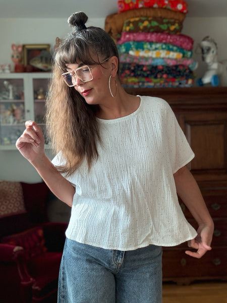 Vit boxig blus med guldprickar