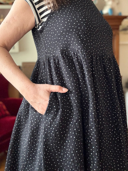 Ärmlös klänning i mjuk muslin, svart med vita prickar
