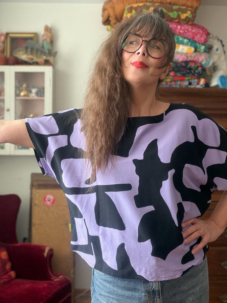 Boxig blus i lila & svart