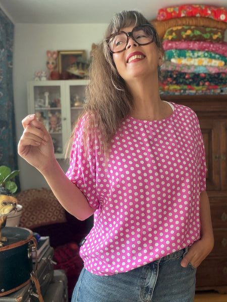 Blus cerise med prickar