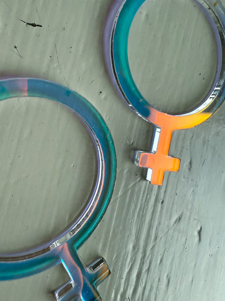 Örhängen, holografiska kvinnotecken