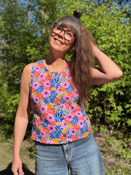 Ärmlös blus med färgglada blommor