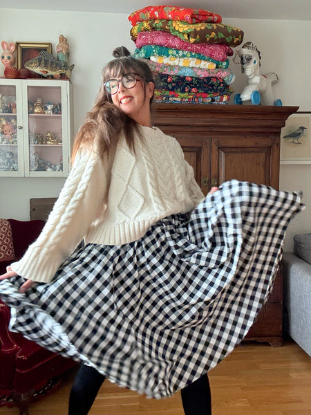 Rundskuren kjol i svart & vit rutigt bomull