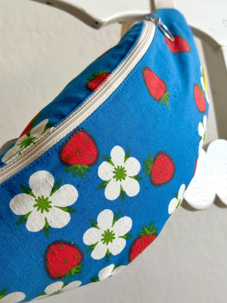 Magväska med jordgubbar