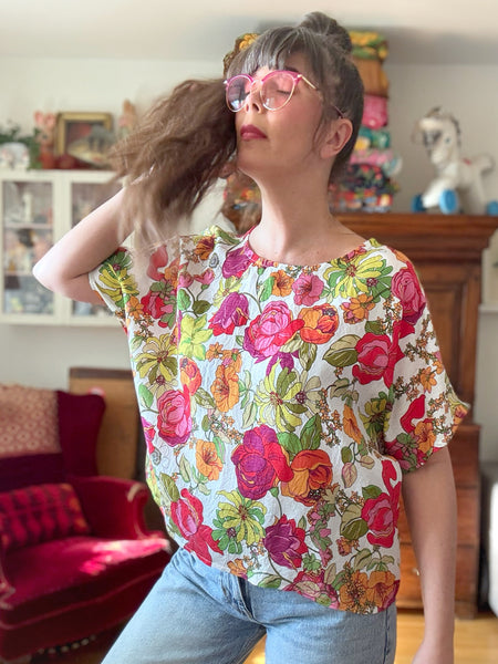 Boxig blus, vit med blommor