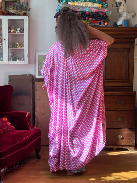 Extra långt sjok / kaftan, cerise med prickar