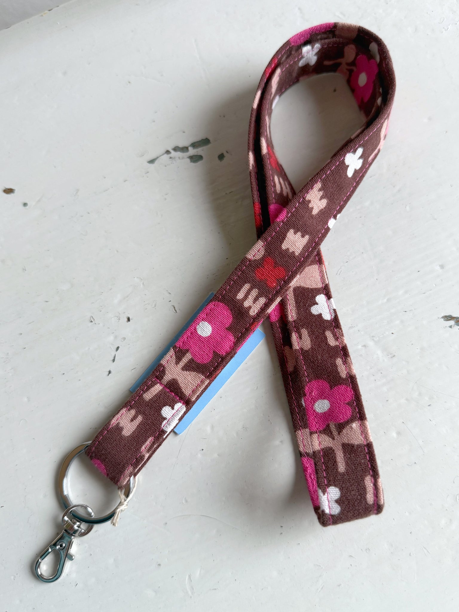 Nyckelband brunt med rosa blommor