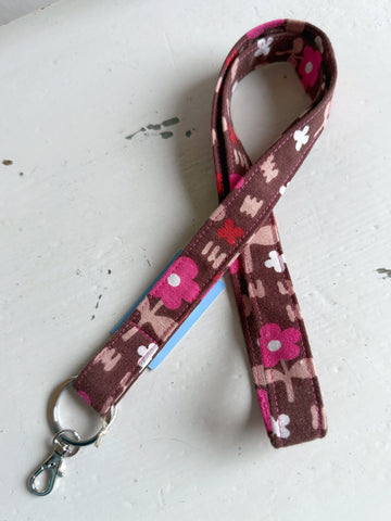 Nyckelband brunt med rosa blommor