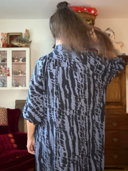 Vid klänning i blått & svart