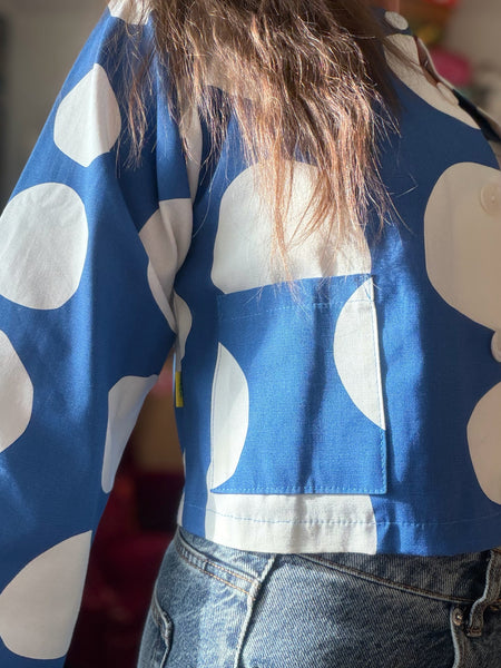 Kort jacka med lång ärm, prickig